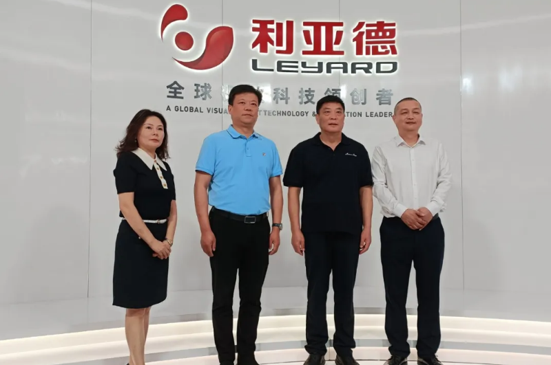 信阳副市长李新伟一行光临J9.COM集团南方总部走访调研